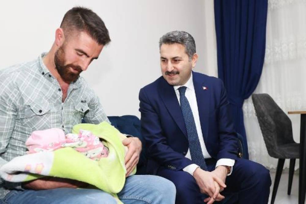 Başkan Eroğlu yılın ilk bebeğini ziyaret etti 