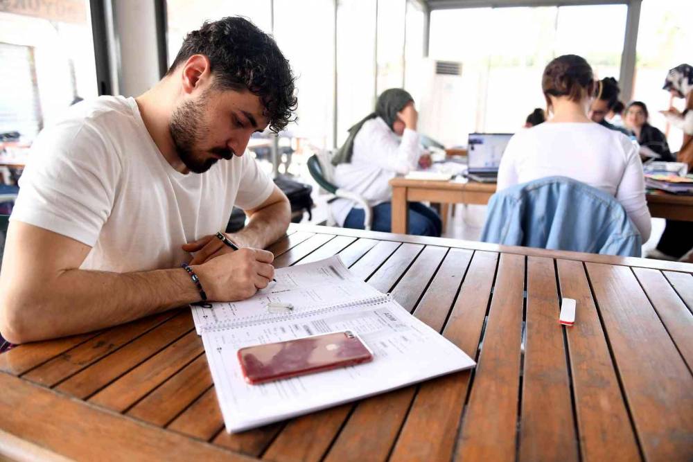Öğrenciler Büyükşehir Belediyesinin kütüphanesinde sınava hazırlanıyor
