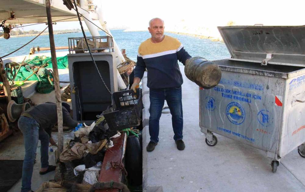 Akdeniz’de balık yerine bir avda 2 konteyner çöp çıktı
