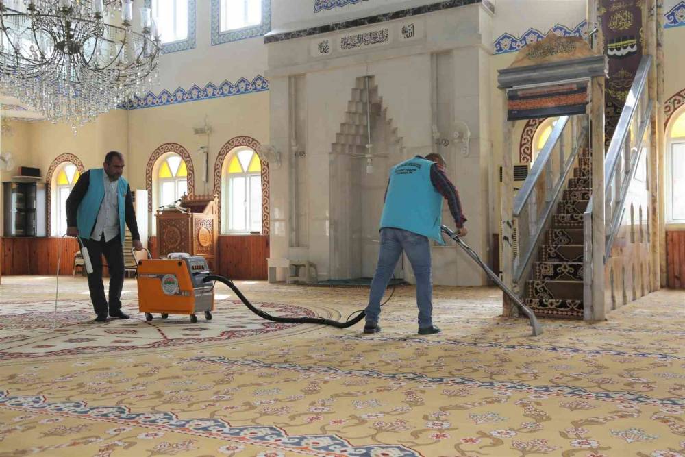 Toroslar’da camiler temizleniyor
