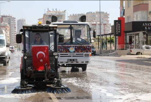 Mezitli Belediyesi ekipleri sokakları virüsten arındırdı
