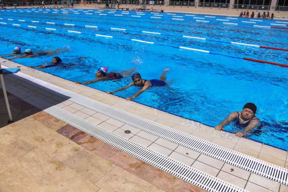 Mersin Büyükşehir Belediyesinin ücretsiz yüzme kursları başladı
