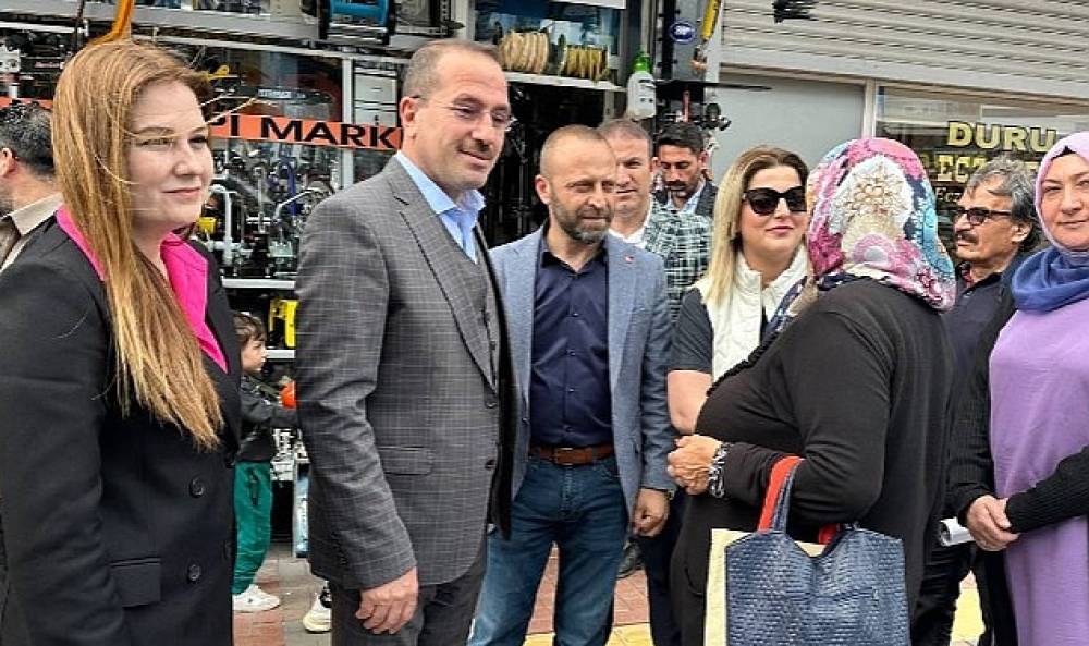 AK Parti İzmir Milletvekili Kırkpınar, Aliağa'da vatandaşları telefonla arayarak Cumhurbaşkanı Erdoğan'ın katılacağı mitinge davet etti