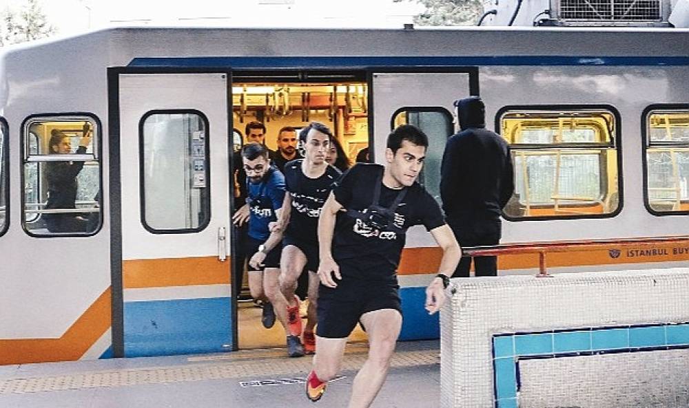 İstanbul metrosunda nefes kesen yarış