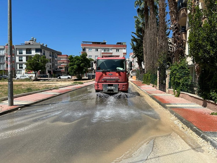 Yenişehir Belediyesi temizlik çalışmalarını sürdürüyor 