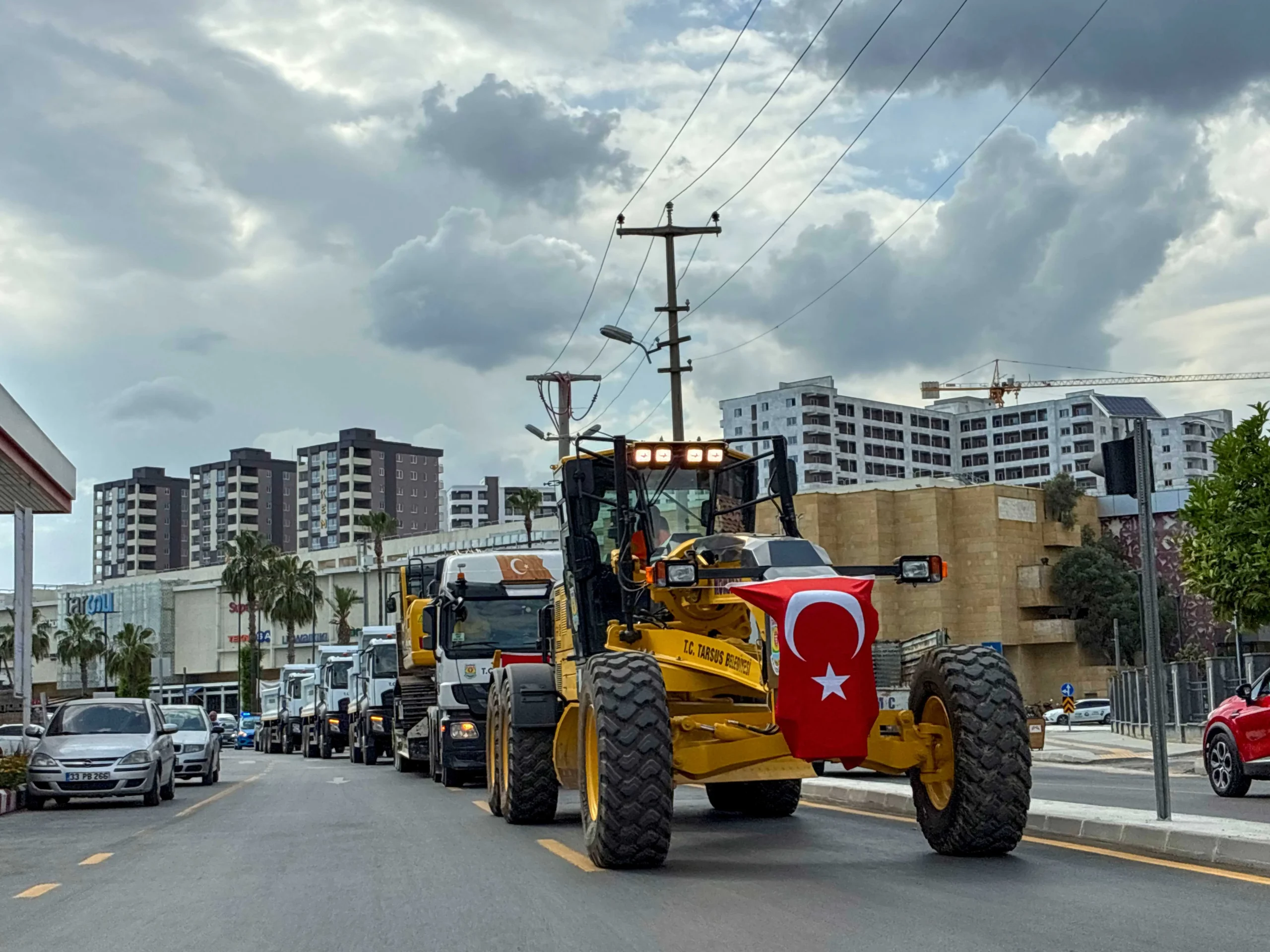 TARSUS BELEDİYESİ HİZMET FİLOSUNU GÜÇLENDİRDİ: YENİ ARAÇLAR VATANDAŞLARLA BULUŞTU