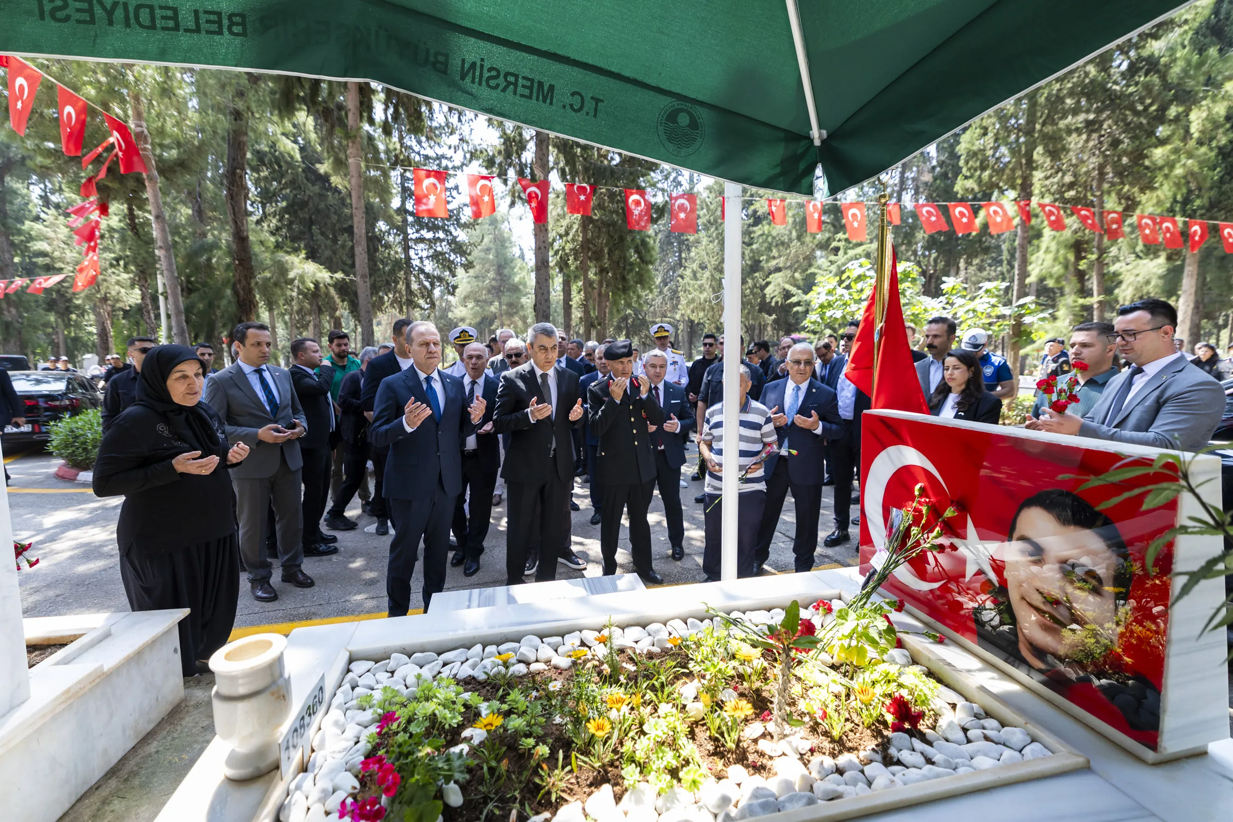 BAŞKAN SEÇER, KURBAN BAYRAMI ARİFESİNDE ŞEHİTLİĞİ ZİYARET ETTİ VE KENT PROTOKOLÜ İLE BAYRAMLAŞTI