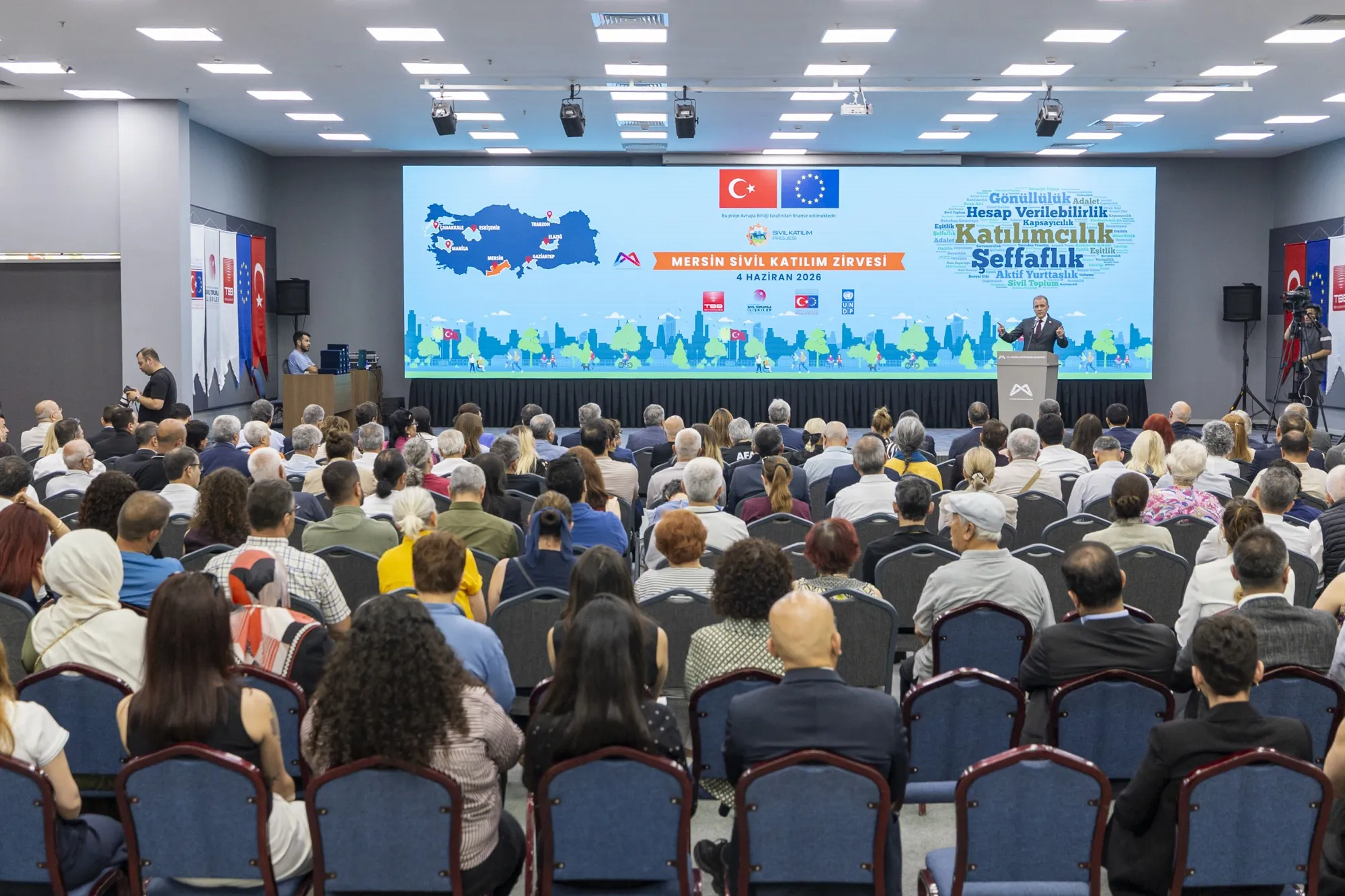 BAŞKAN SEÇER, YEREL DEMOKRASİYİ GÜÇLENDİREN ‘MERSİN SİVİL KATILIM ZİRVESİ’NE KATILDI