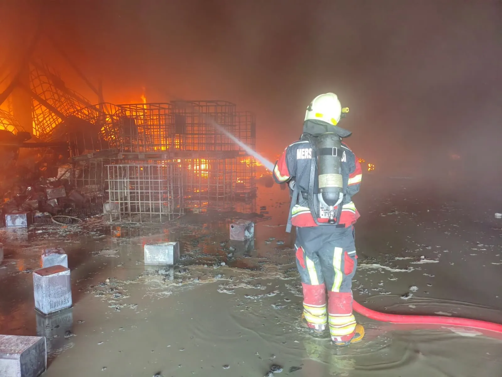 Mersin Büyükşehir İtfaiyesi Kimyasal Tesiste Yangına Müdahale Etti